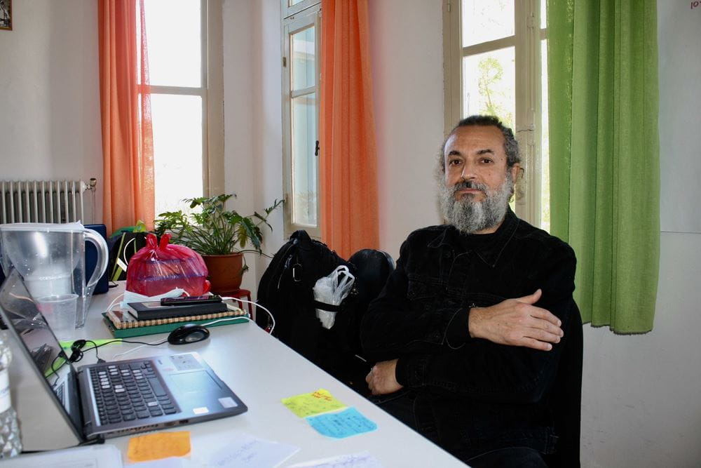 Grigoris Kavernos, Psychologe, Spezialist für die Trauma-Arbeit mit Geflüchteten, Folter-Opfern und Opfern sexueller Gewalt. Leiter des Psychologinnen- und Psychologen-Teams des Partners "Lesvos Solidarity". Hat zuvor an mehreren anderen Brennpunkten mit Geflüchteten gearbeitet, vor allem an der Grenze zwischen Griechenland und Nord-Mazedonien. Das von ihm betreute Programm von "Lesbos Solidarity" begleitet derzeit 18 Familien (sprich alleinerziehende Mütter und ihre Kinder) in fünf Wohngemeinschaften, die in über die Stadt verteilten shelters von LeSol untergebracht sind. Grigoris Kavernos, Psychologe, Spezialist für die Trauma-Arbeit mit Geflüchteten, Folter-Opfern und Opfern sexueller Gewalt. Leiter des Psychologinnen- und Psychologen-Teams des Partners "Lesvos Solidarity". Hat zuvor an mehreren anderen Brennpunkten mit Geflüchteten gearbeitet, vor allem an der Grenze zwischen Griechenland und Nord-Mazedonien. Das von ihm betreute Programm von "Lesbos Solidarity" begleitet derzeit 18 Familien (sprich alleinerziehende Mütter und ihre Kinder) in fünf Wohngemeinschaften, die in über die Stadt verteilten shelters von LeSol untergebracht sind.
