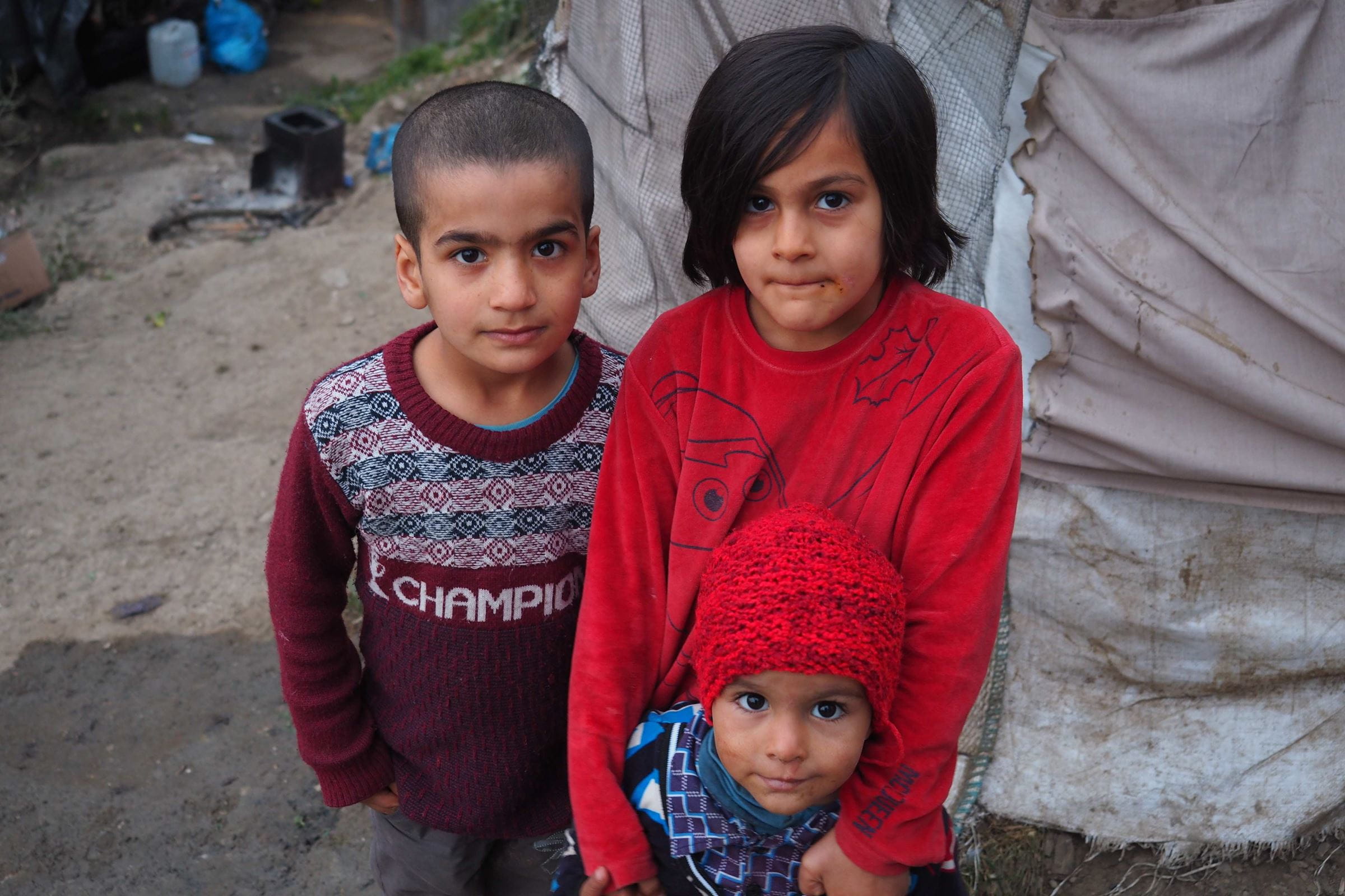Zwei geflüchtete Kinder auf Lesbos (Quelle: Knut Bry)