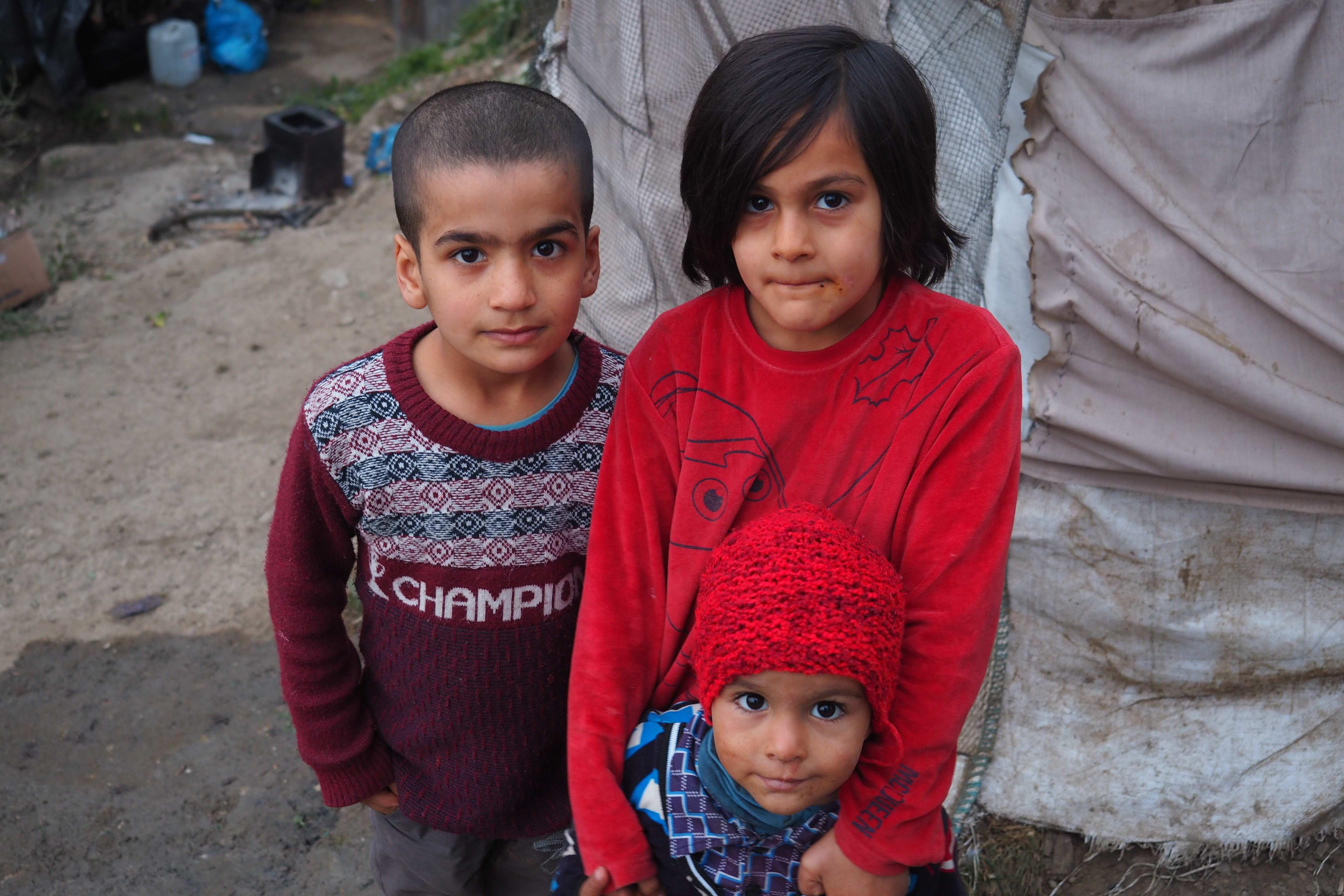 Drei geflüchtete Kinder auf Lesbos (Quelle: Knut Bry)