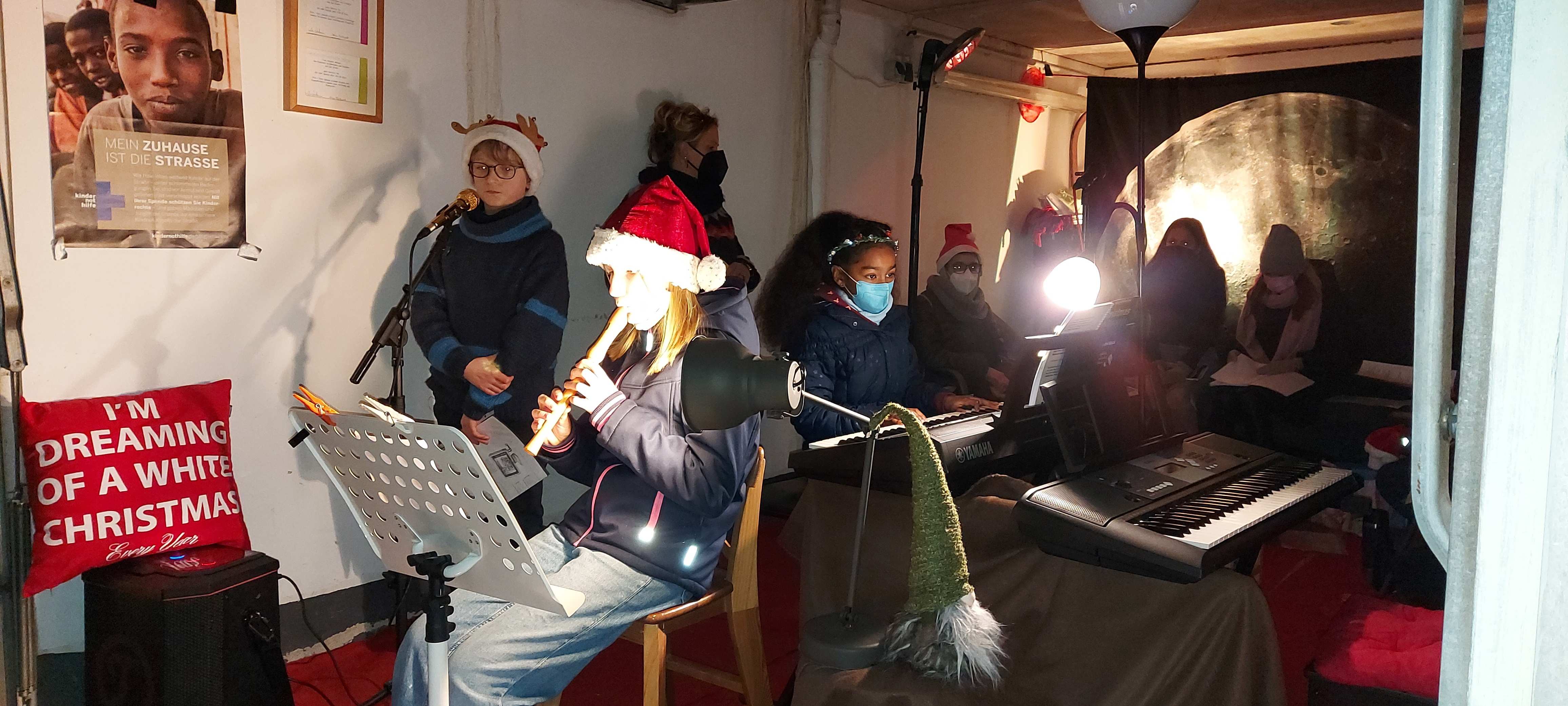 Adventskonzert von Kindern in einer Garage in Hude (Quelle: privat)