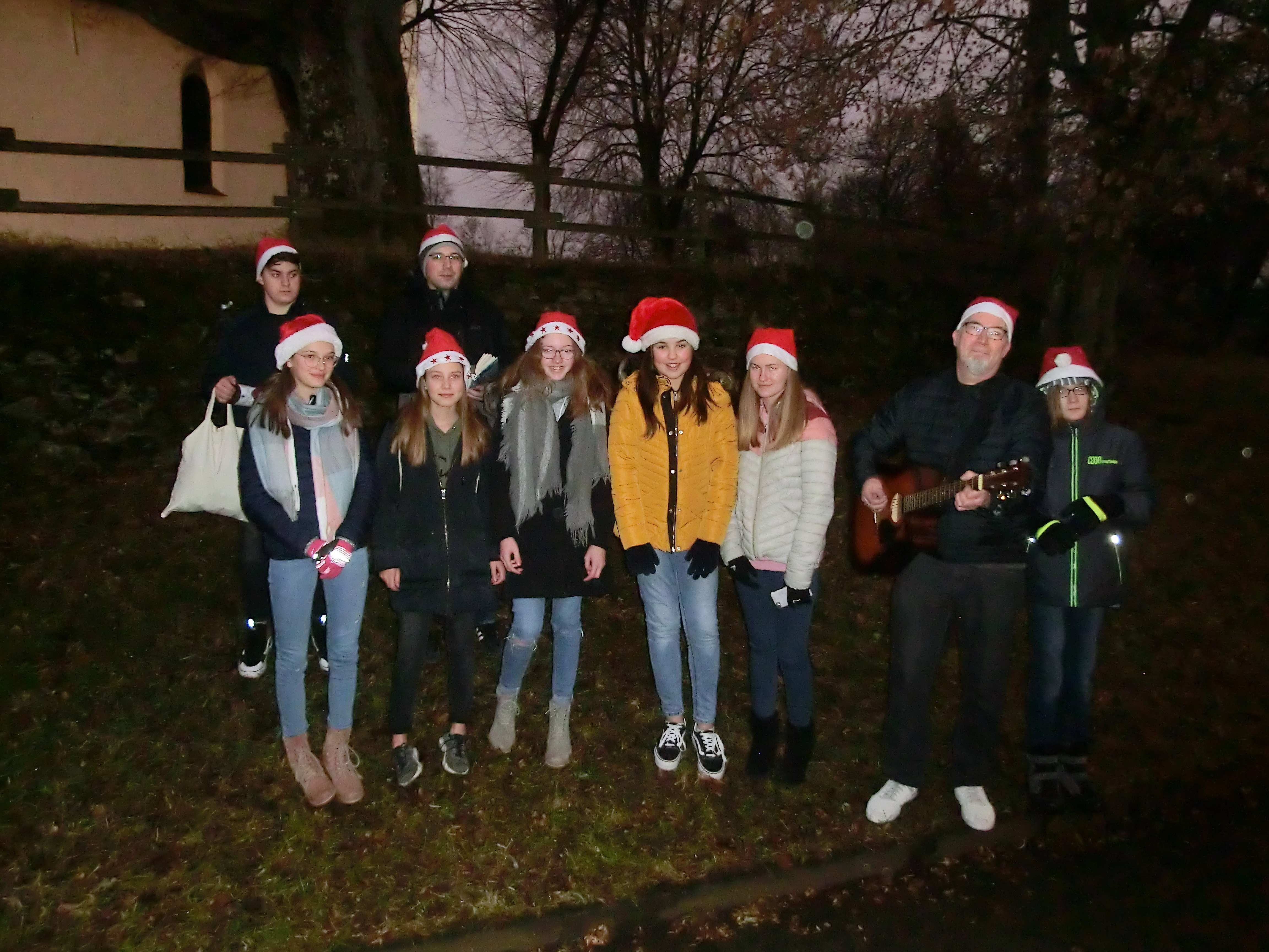 Feudingen: Kinder mit Nikolausmützen und ein Gitarrenspieler (Quelle: privat)