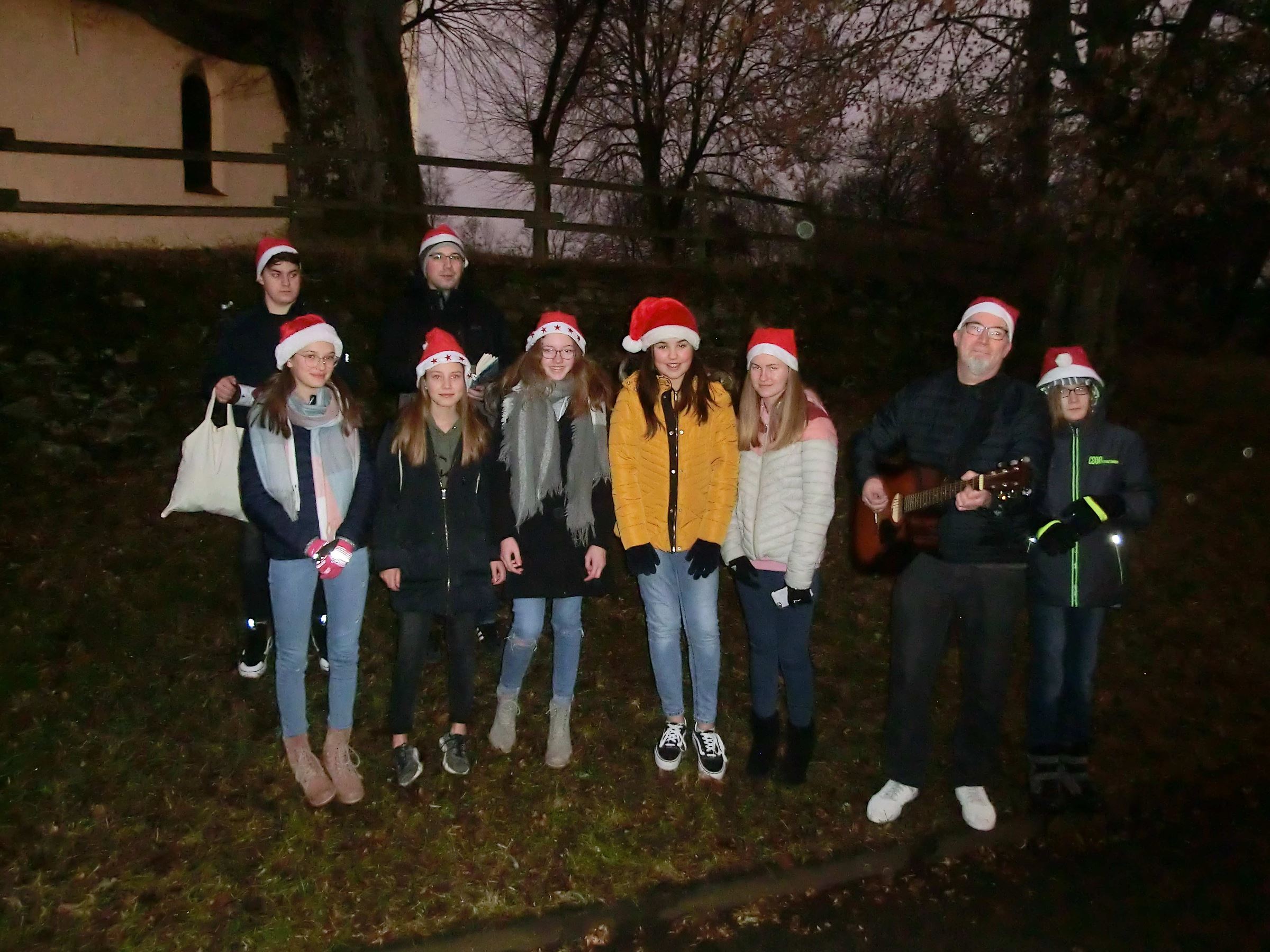 Feudingen: Kinder mit Nikolausmützen und ein Gitarrenspieler (Quelle: privat) Feudingen: Kinder mit Nikolausmützen und ein Gitarrenspieler (Quelle: privat)