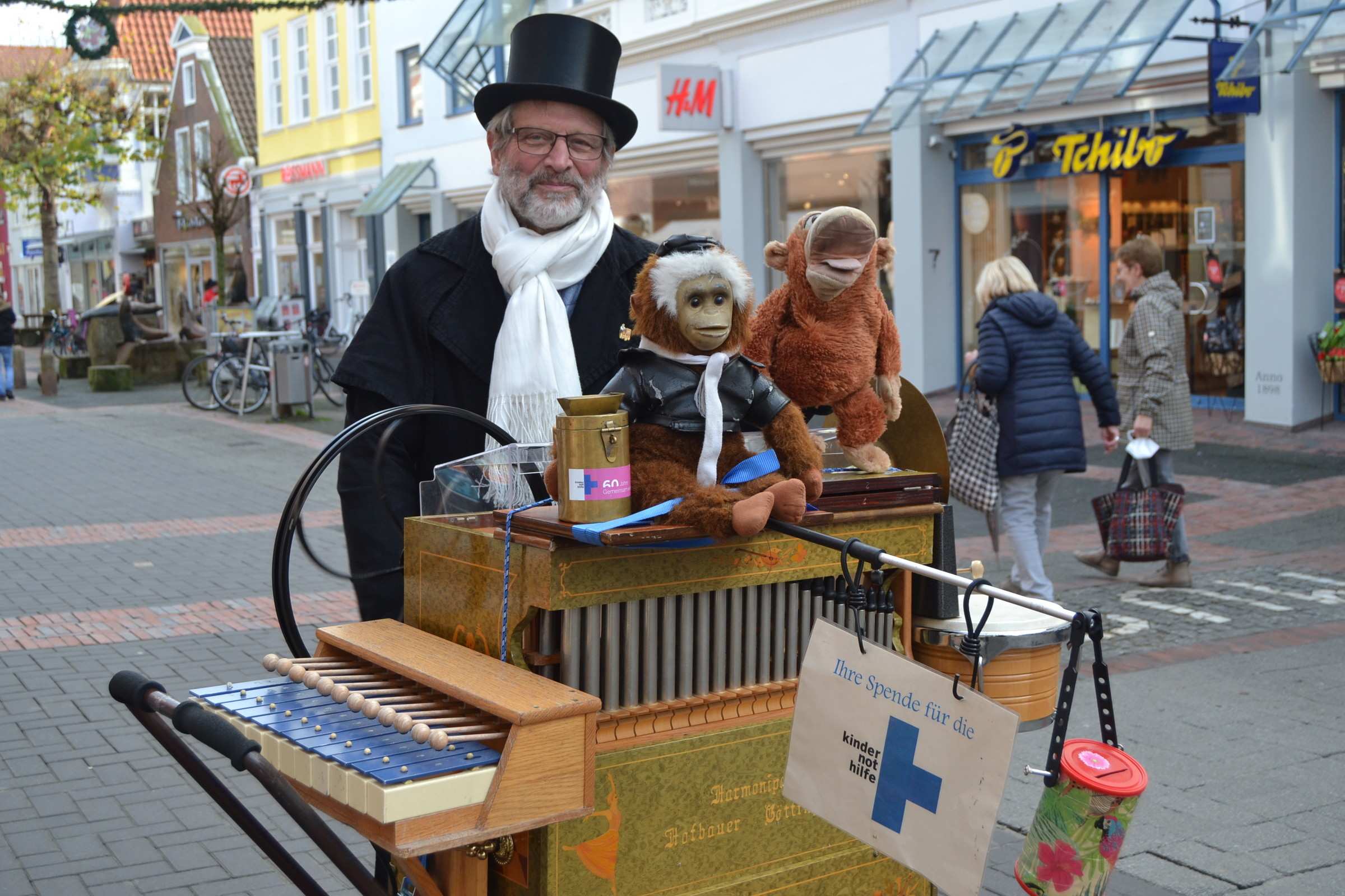 Heinz-Wilhelm Schnieders mit seiner Drehorgel (Quelle: Neelke Harms/Ostfriesische Nachrichten)