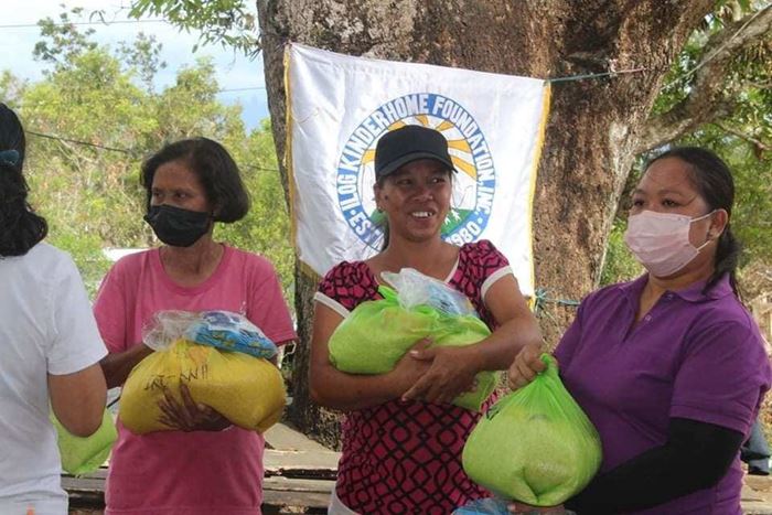 Taifun Rai auf den Philippinen: Verteilung von Hilfsgütern auf Negros IslandFotos von Kindernothilfepartner Taifun Rai auf den Philippinen: Verteilung von Hilfsgütern auf Negros IslandFotos von Kindernothilfepartner