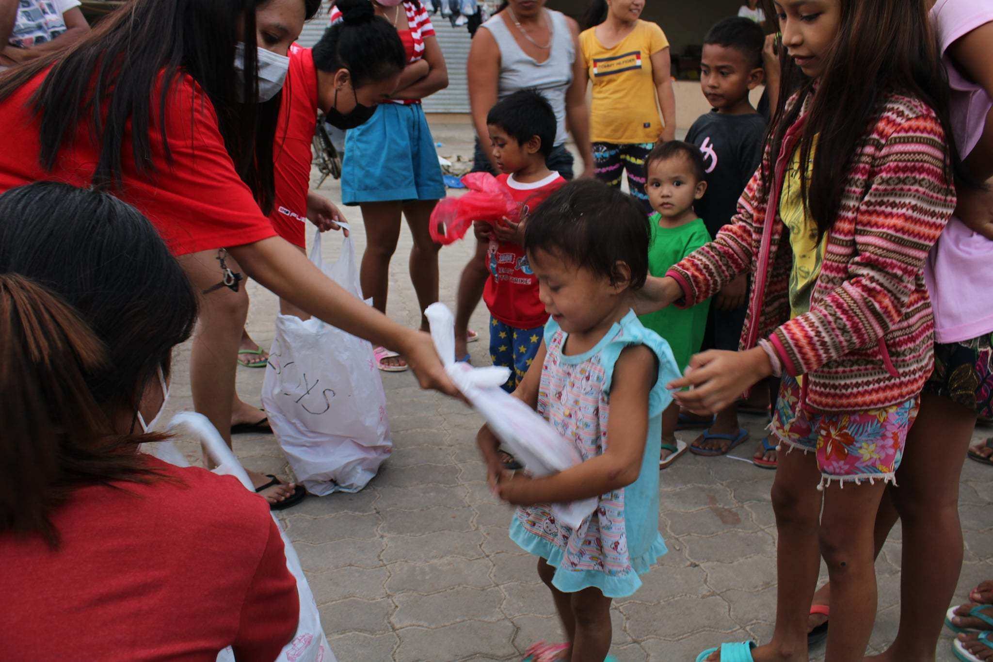 Taifun Rai auf den Philippinen: Verteilung von Hilfsgütern auf Negros Island Fotos von KNH-Partner 