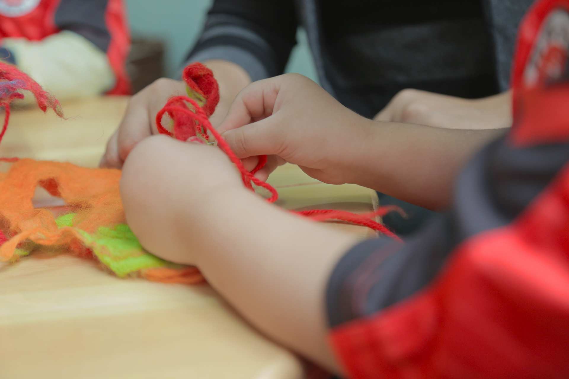 Kinderhände beim Basteln (Quelle: Kindernothilfe-Partner)