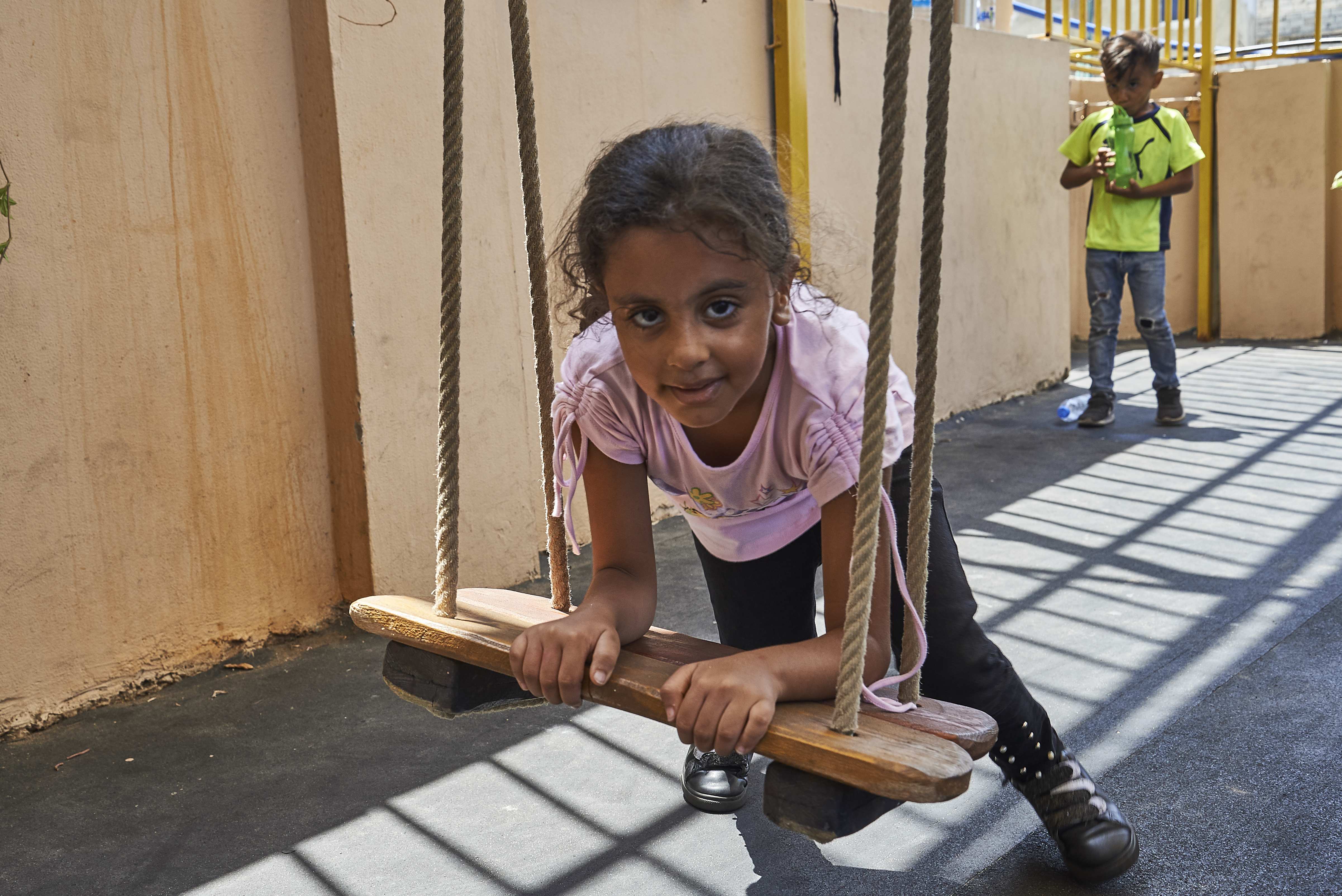 Ein Mädchen auf einer Schaukel. (Quelle: Ulrich Gernhardt)