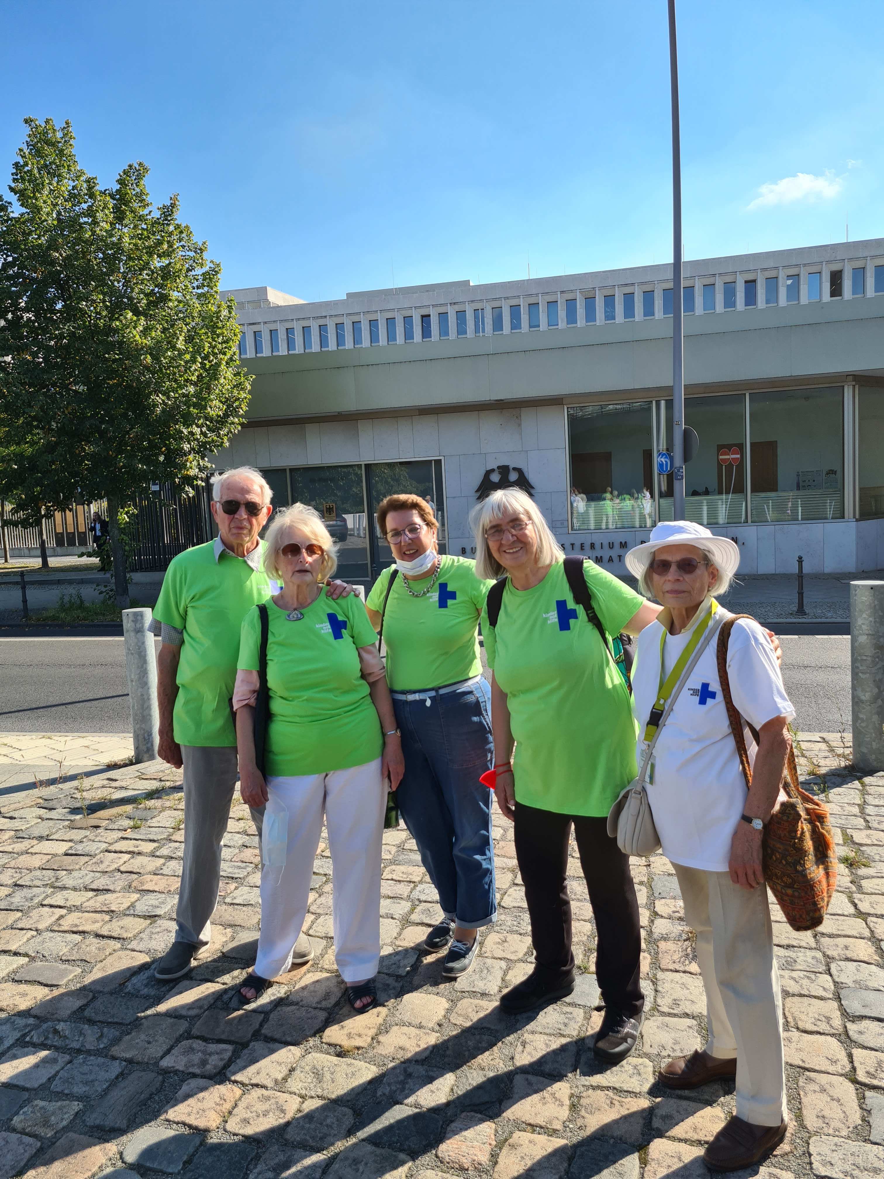 symbolische Übergabe von 15.000 gesammelten Postkarten zu Geflüchteten in Griechenland/auf Lesbos zusammen mit ehrenamtlichen Mitarbeitenden vom Arbeitskreis Berlin