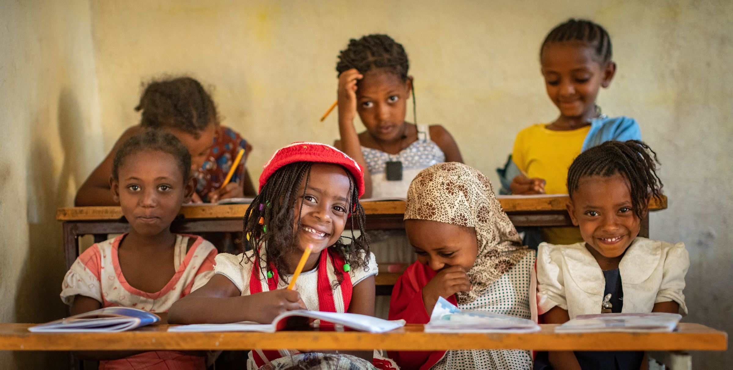 Schülerinnen aus einer äthiopischen Schule lächeln in die Kamera (Quelle: Jakob Studnar)