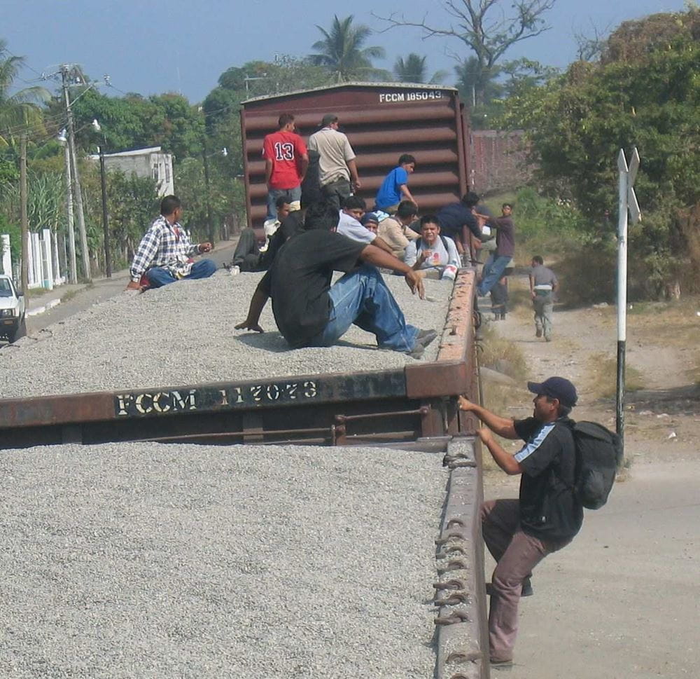 Migranten klettern auf offene Kieswaggons von La Bestia, um in die USA zu flüchten (Quelle: Erika Harzer)