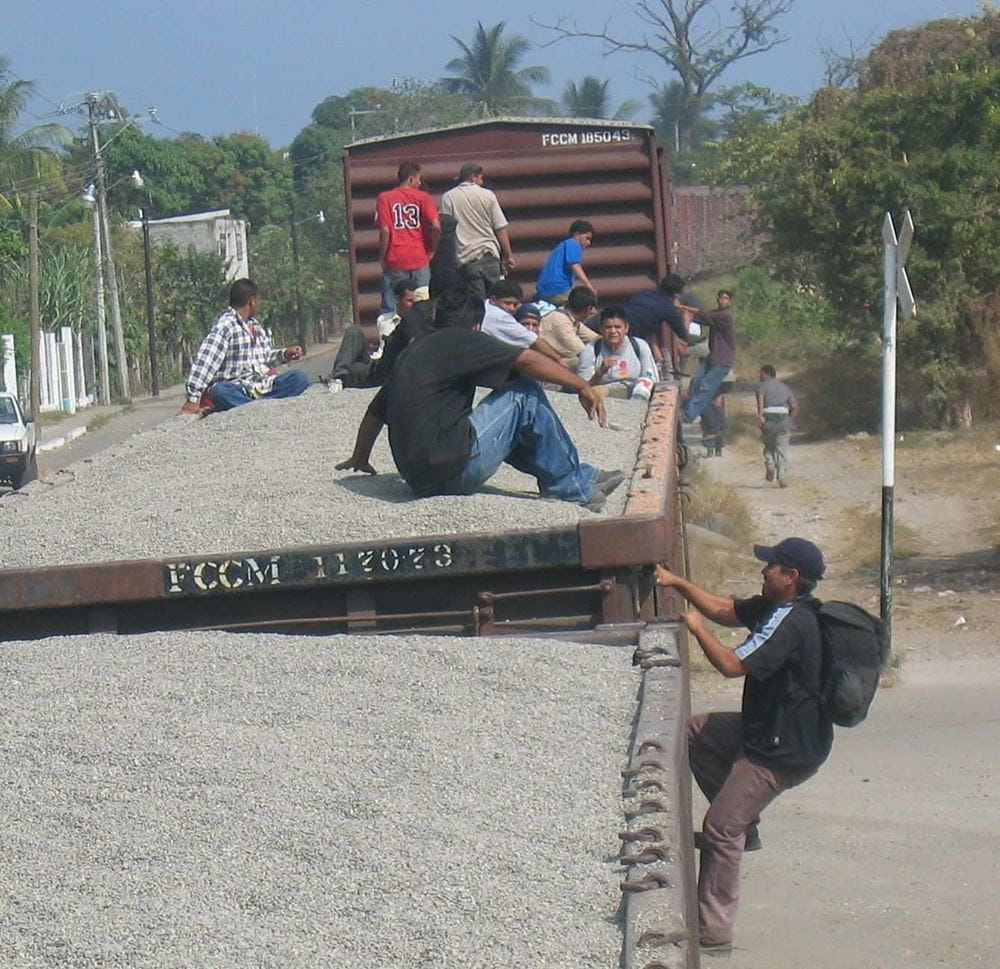 Migranten klettern auf offene Kieswaggons von La Bestia, um in die USA zu flüchten (Quelle: Erika Harzer) Migranten klettern auf offene Kieswaggons von La Bestia, um in die USA zu flüchten (Quelle: Erika Harzer)