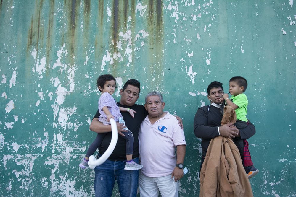 Großvater Ruben holt seinen Sohn Cristian und Enkelin Elvira am Migrationszentrum ab; rechts ,Juan und Kelvin, die ebenfalls abgeschoben wurden (Quelle: Christian Nusch)