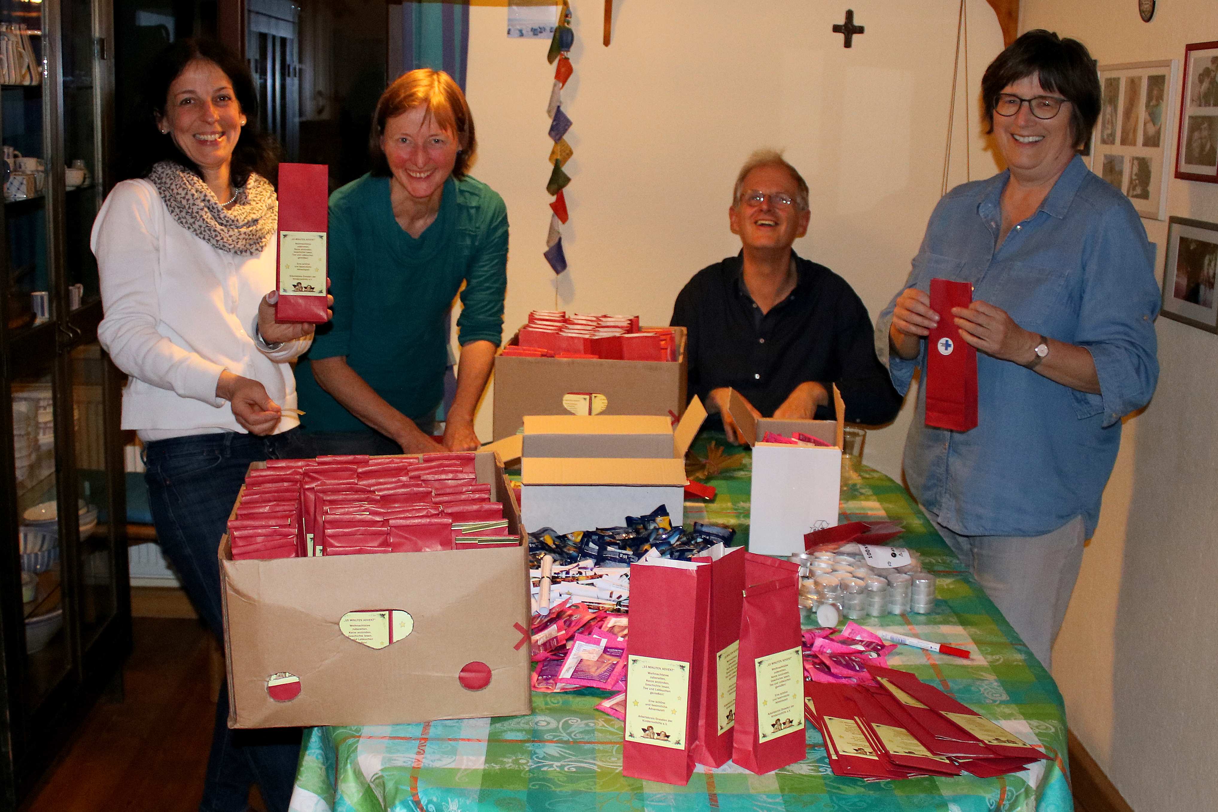 Arbeitskreis Dresden: Adventstüten-Produktion 2019 ( Foto: AK Dresden)