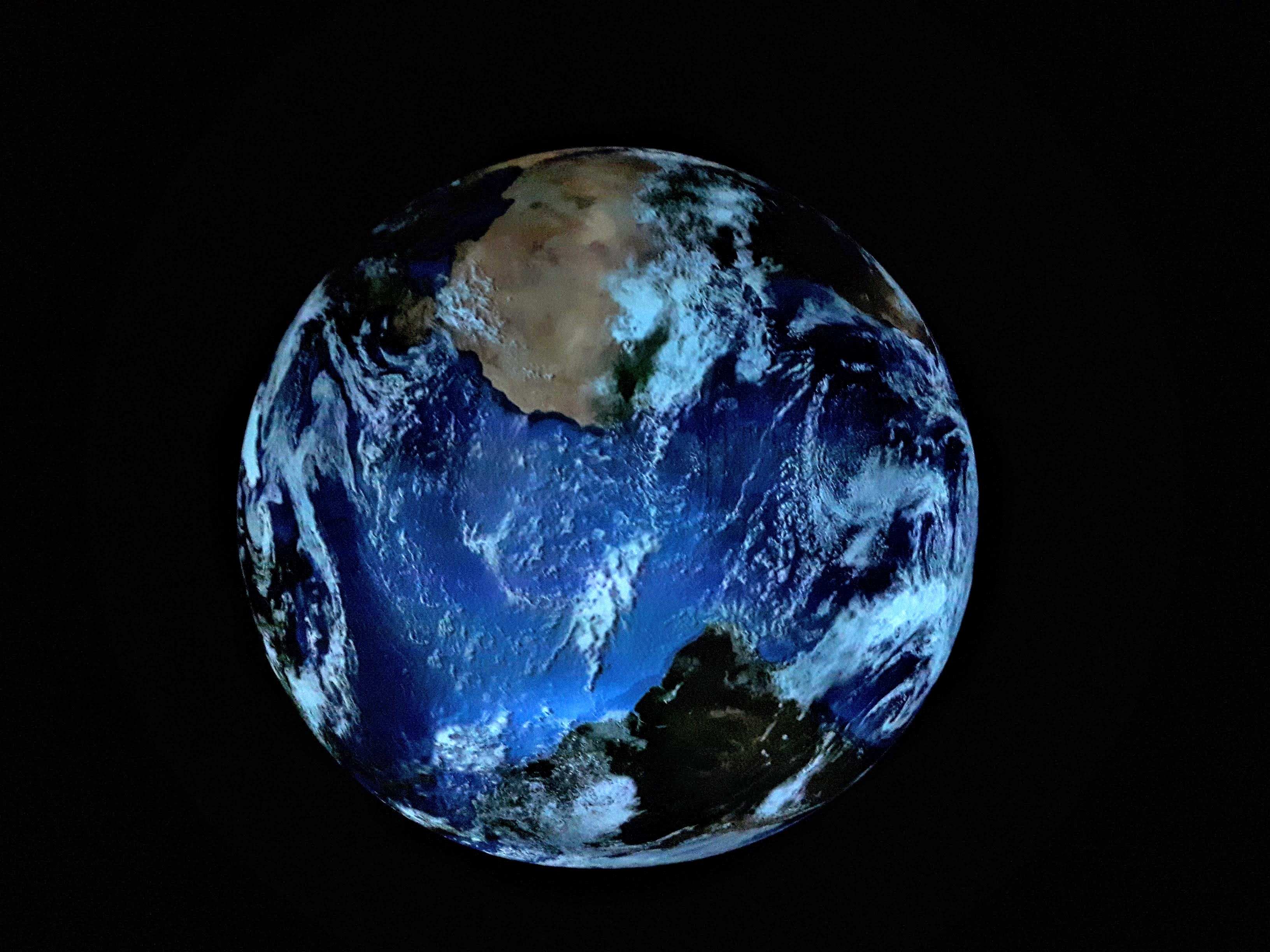 Weltkugel im Gasometer Oberhausen (Gunhild Aiyub) 