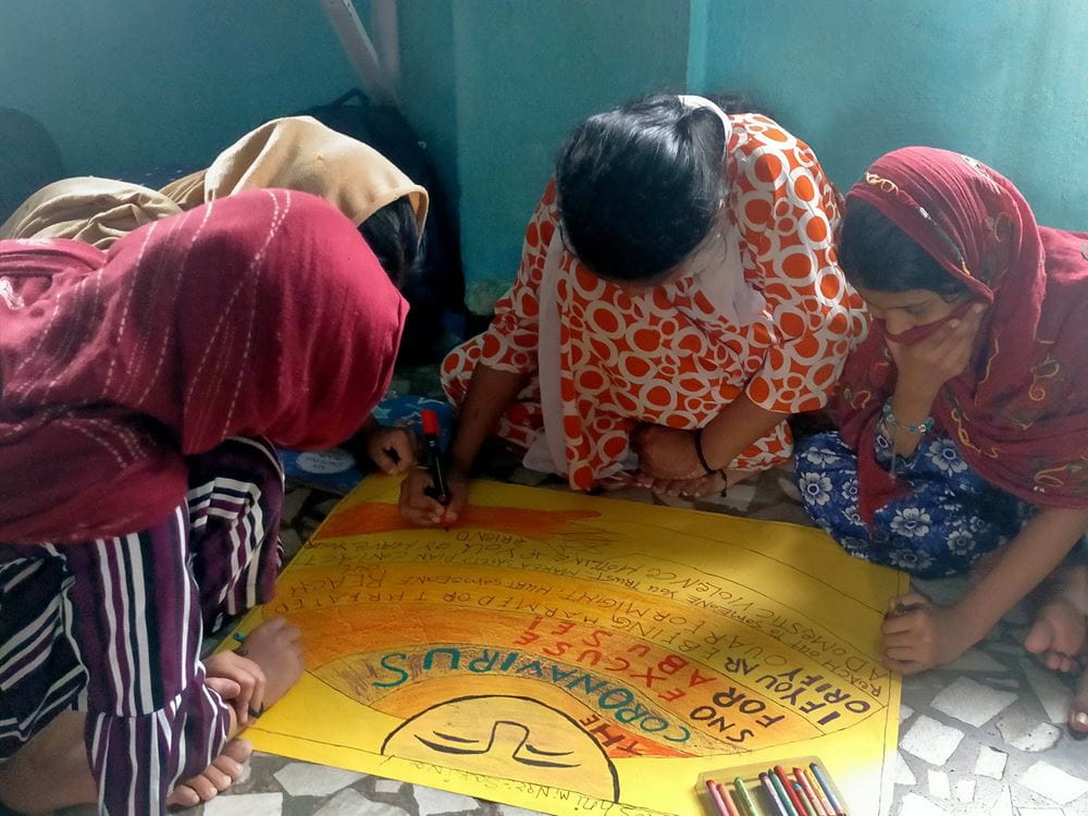 Orange Days: Indische Schülerinnen basteln ein Poster (Quelle: Kindernothilfe-Partner)