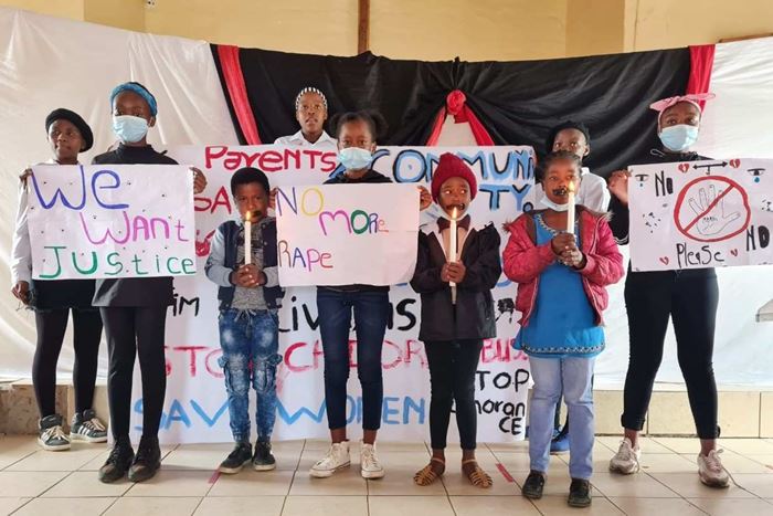 Orange Days in Pietermaritzburg, Südafrika - Kinder aus Projekten unseres Partners Dlalanathi malten Plakate und zogen damit durch ihre Gemeinden (Kindernothilfe-Partner) Orange Days in Pietermaritzburg, Südafrika - Kinder aus Projekten unseres Partners Dlalanathi malten Plakate und zogen damit durch ihre Gemeinden (Kindernothilfe-Partner)