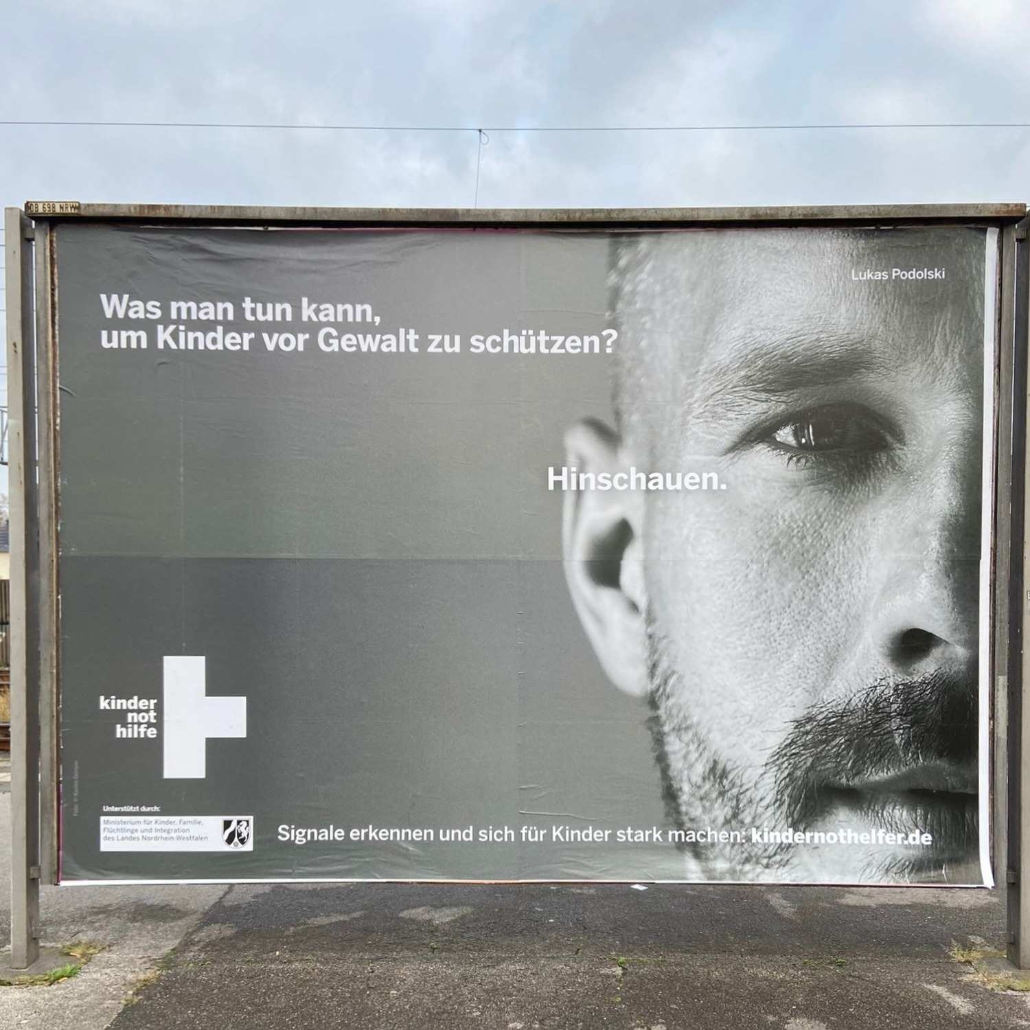 Plakatkampagne: Lukas Podolski wirbt für Kinderschutz (Quelle: Kazim Gunyar)