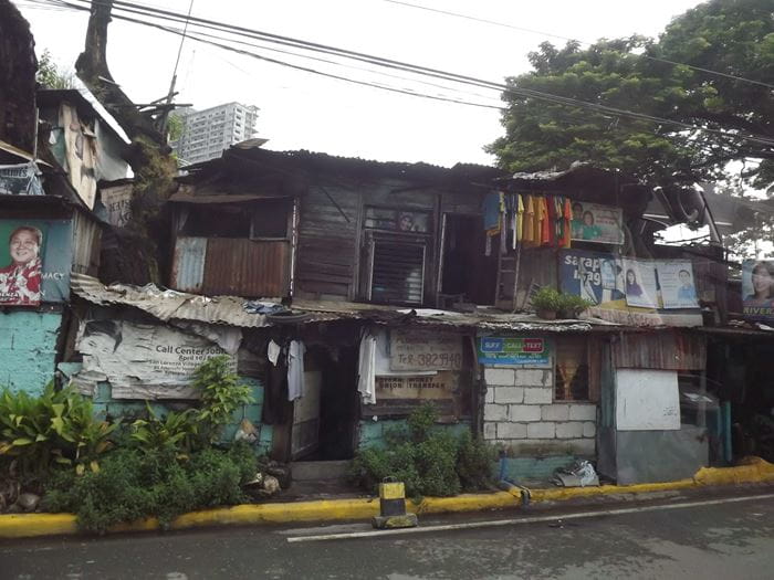 Eine baufällige Hütte in Manila. (Quelle: Kindernothilfe-Partner)