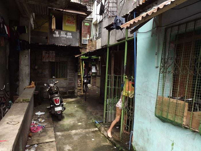 Eine dunkle Gasse in einem Slum in Manila. (Quelle: Kindernothilfe-Partner)