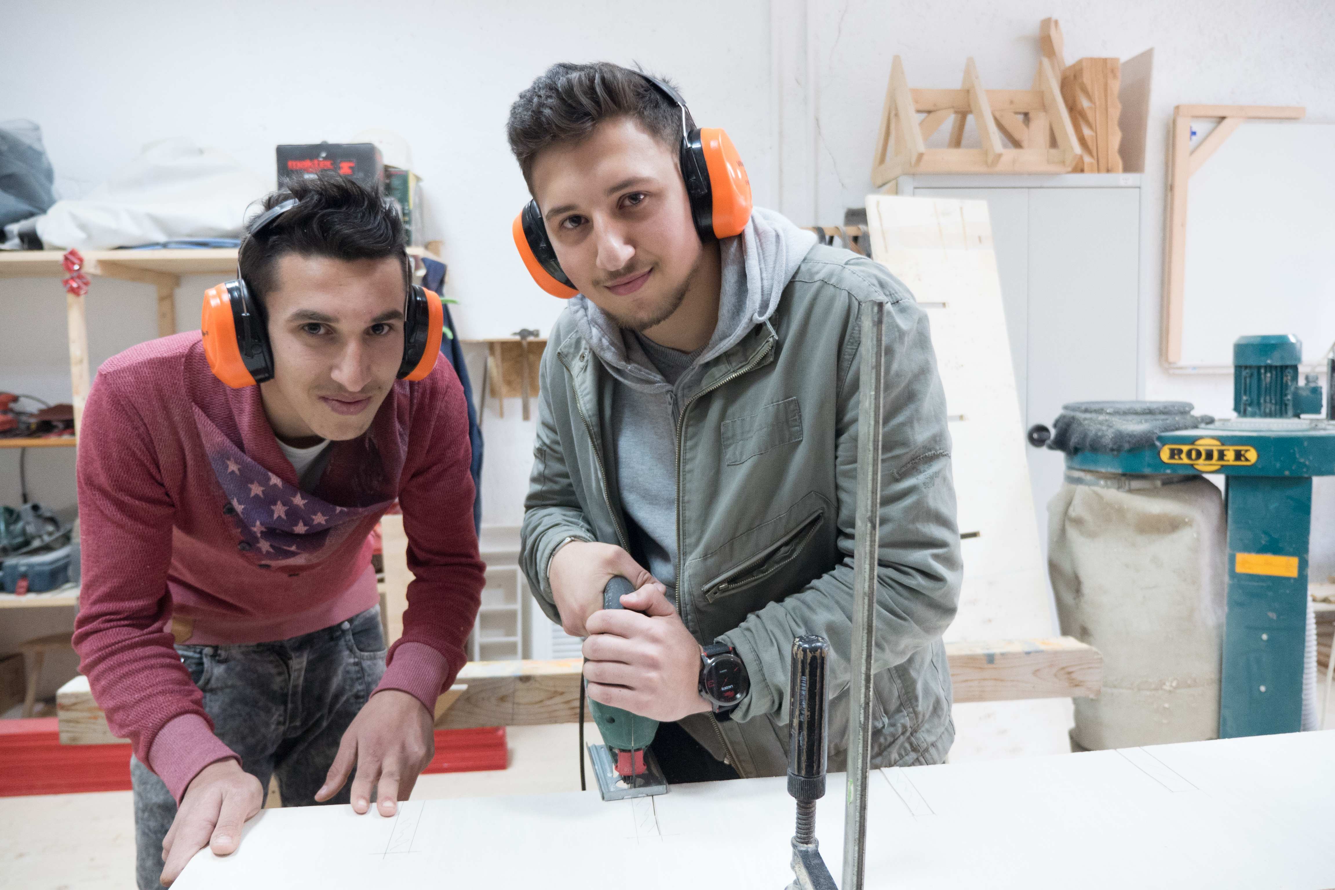 Zwei junge Männer während ihrer Arbeit im DTC Mitrovica (Quelle: Roland Brockmann)