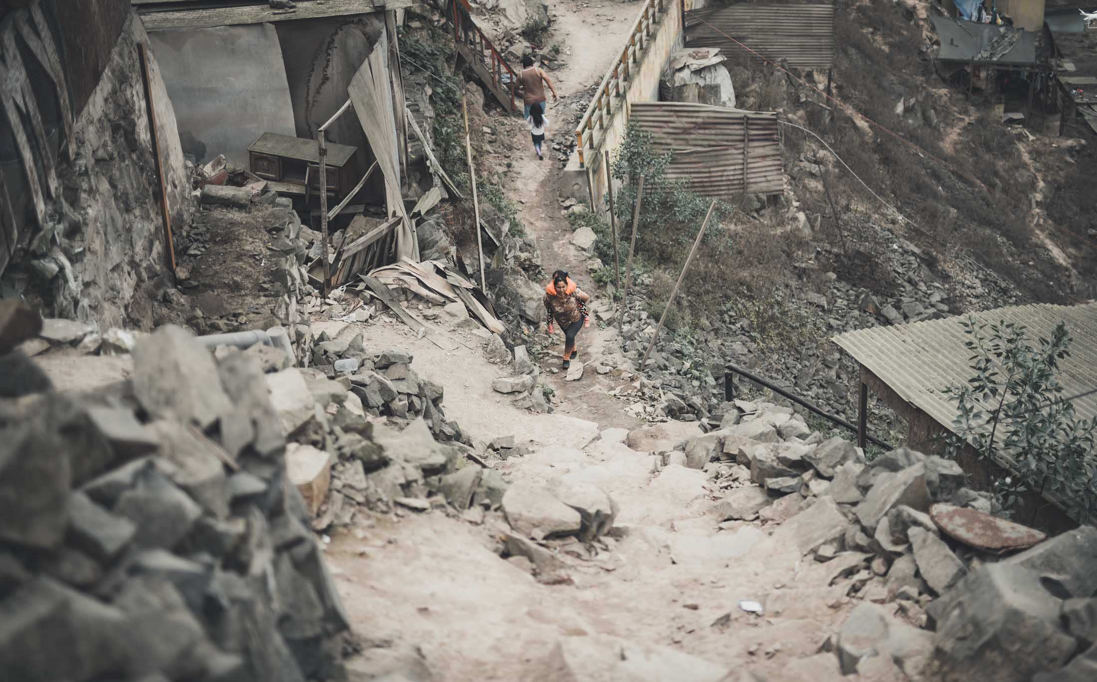 Mutter mit Kind in Peru laufen steinigen Weg hoch Foto Christoph Köstlin