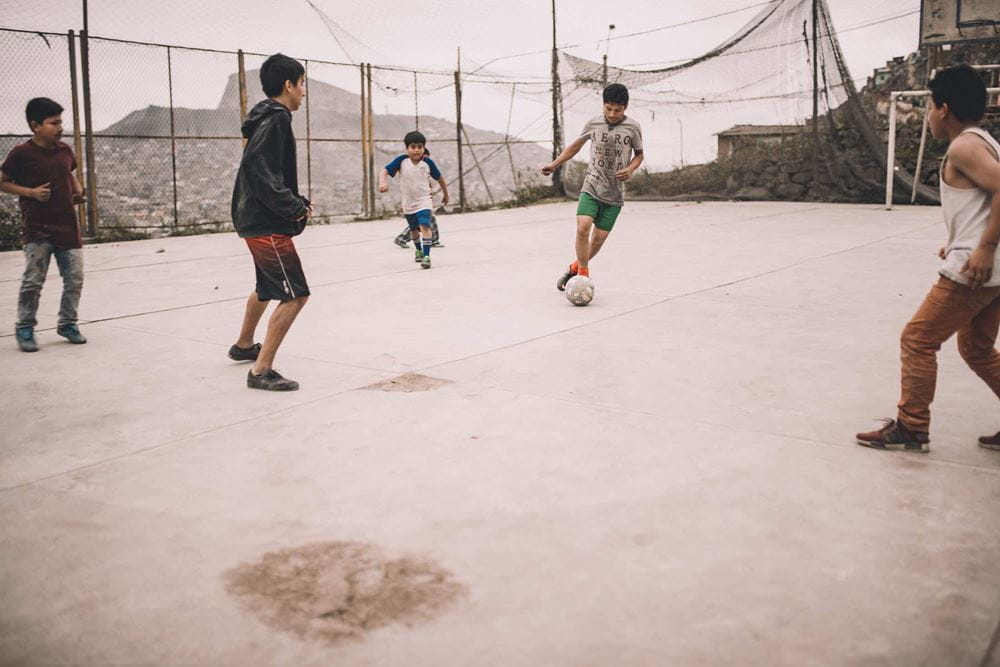 Kinder spielen Fußball auf einem kleinen Platz in Peru Quelle Christoph Köstlin