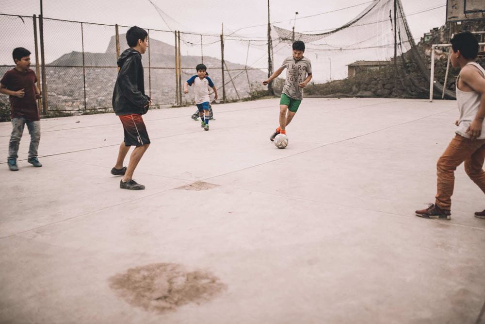 Kinder spielen Fußball auf einem kleinen Platz in Peru Quelle Christoph Köstlin Kinder spielen Fußball auf einem kleinen Platz in Peru Quelle Christoph Köstlin