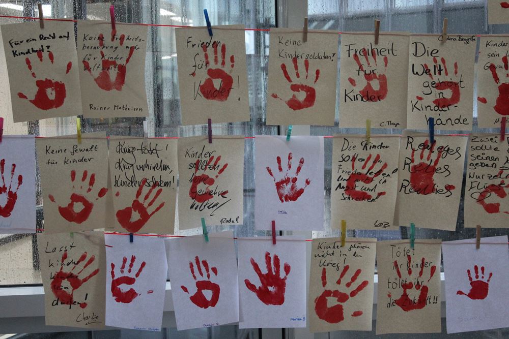 Kindernothilfe-Advocacyarbeit: Red Hand Day-Aktion im Bundestag (Quelle: Frank Mischo)