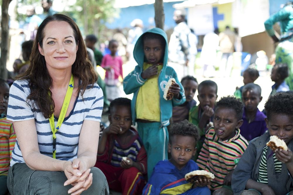 Natalia Wörner mit Kindern in Äthiopien - Humanitäre Hilfe für Dürreopfer in Äthiopien;  Foto: Frank Rothe