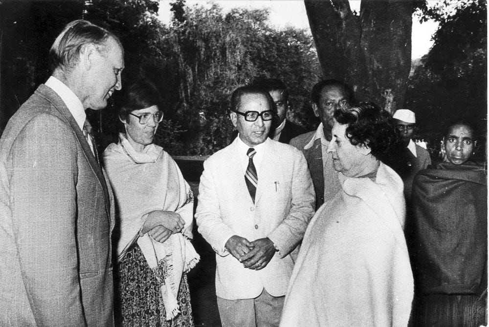 Ministerpräsidentin Indira Ghandi empfängt Kindernothilfe-Mitbegründer Lüder Luers 1980 (l.) (Quelle: Privat)