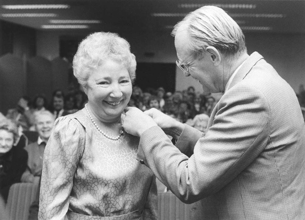  Dezember 1985: Lüder Lüers steckt Edith Brangs das Goldene Kronenkreuz der Diakonie an. (Quelle: Privat)