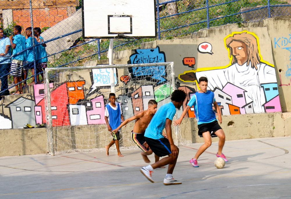 Jungen spielen in der Favela Guararapes Fußball (Quelle: Kindernothilfe)