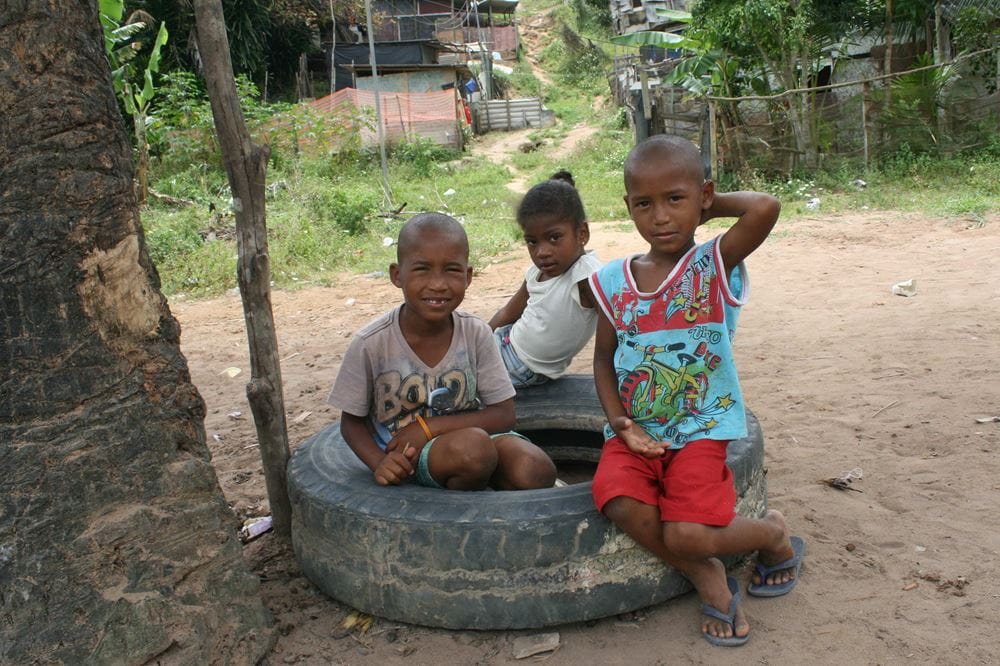 Kinder in einer Favela im Reifen (Quelle: Jürgen Schübelin)