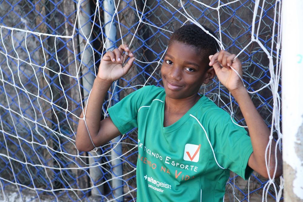Junge beim Fußball spielen (Quelle: Kindernothilfe) Junge beim Fußball spielen (Quelle: Kindernothilfe)