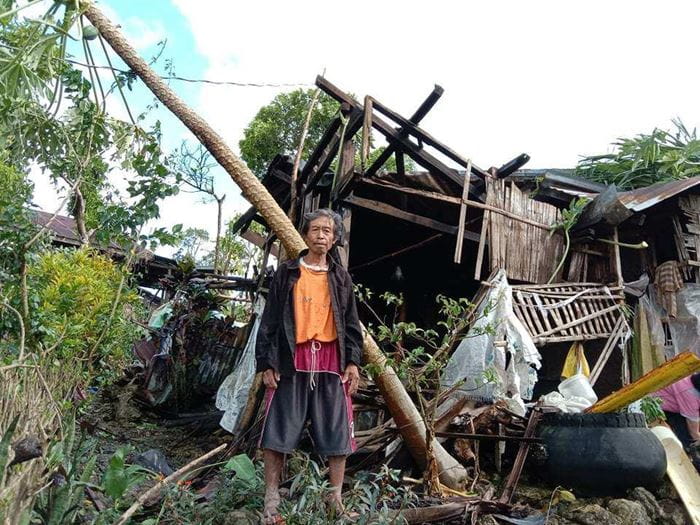 Ein Mann steht vor seinem von Taifun Rai zerstörten Haus. (Quelle: Kindernothilfe-Partner)