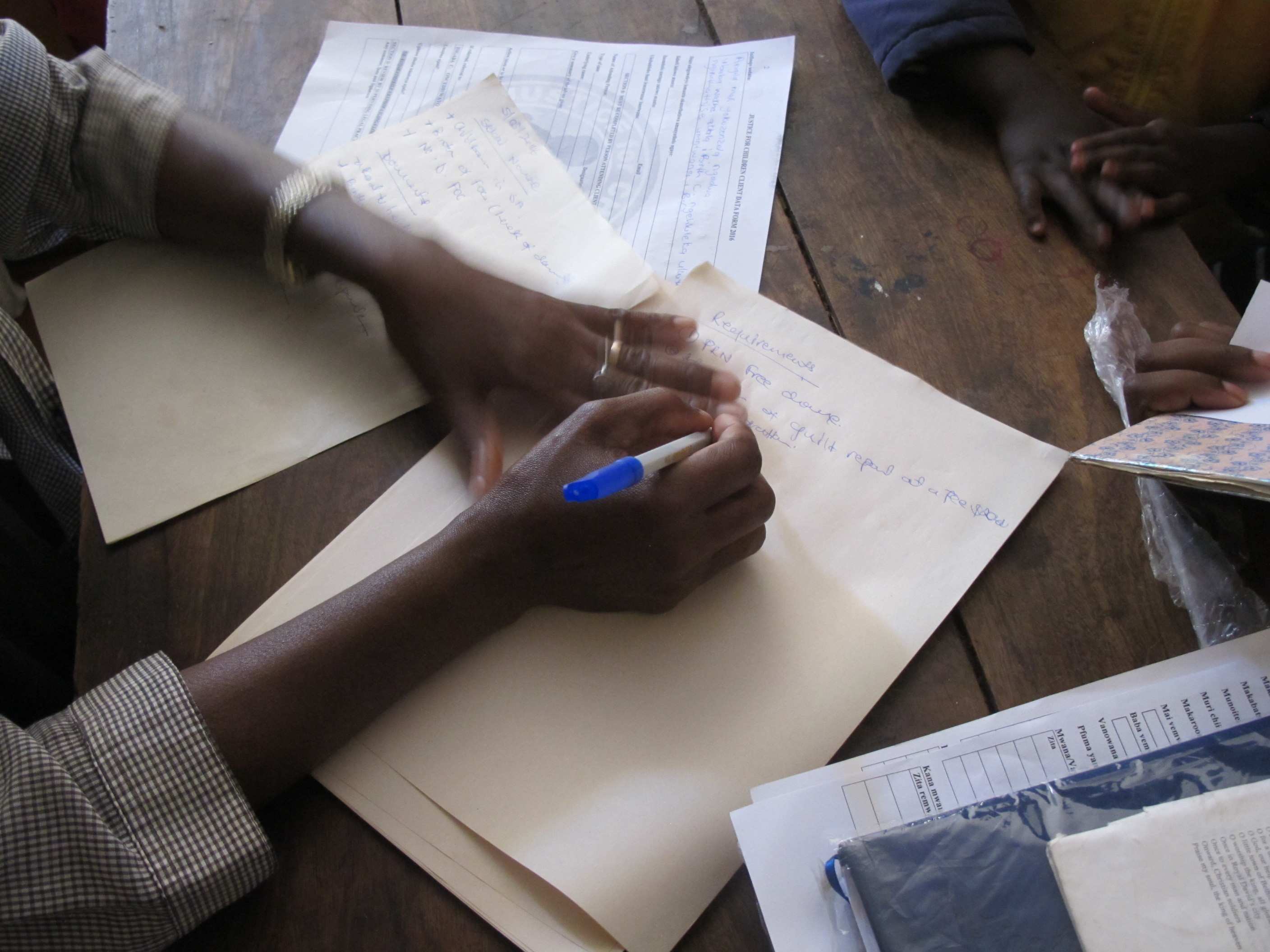 Eine Person schreibt einen Brief, Simbabwe Symbolbild - Foto: Christoph Dehn