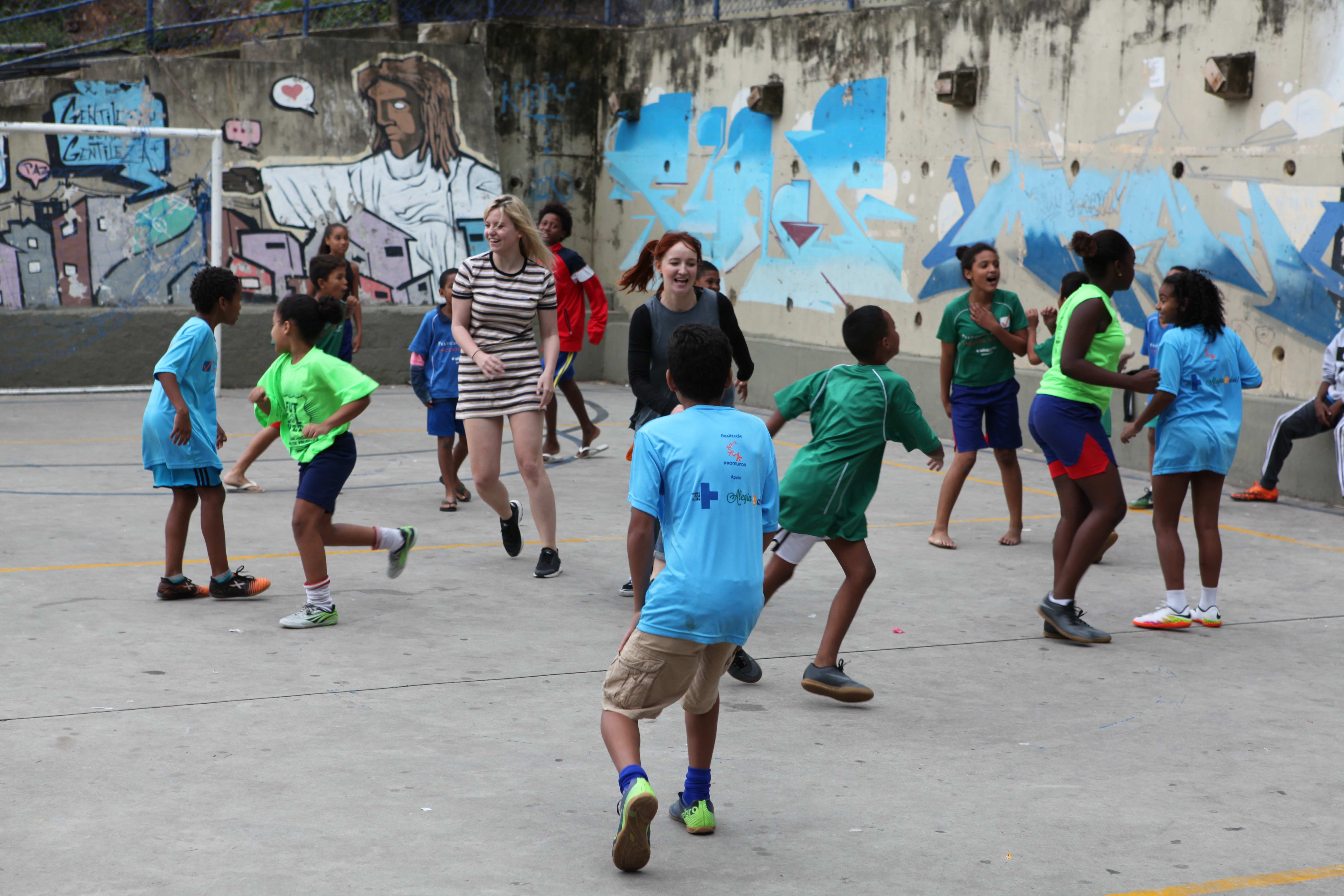 Kinder in Brasilien spielen gemeinsam Fußball. (Quelle: Kindernothilfe)
