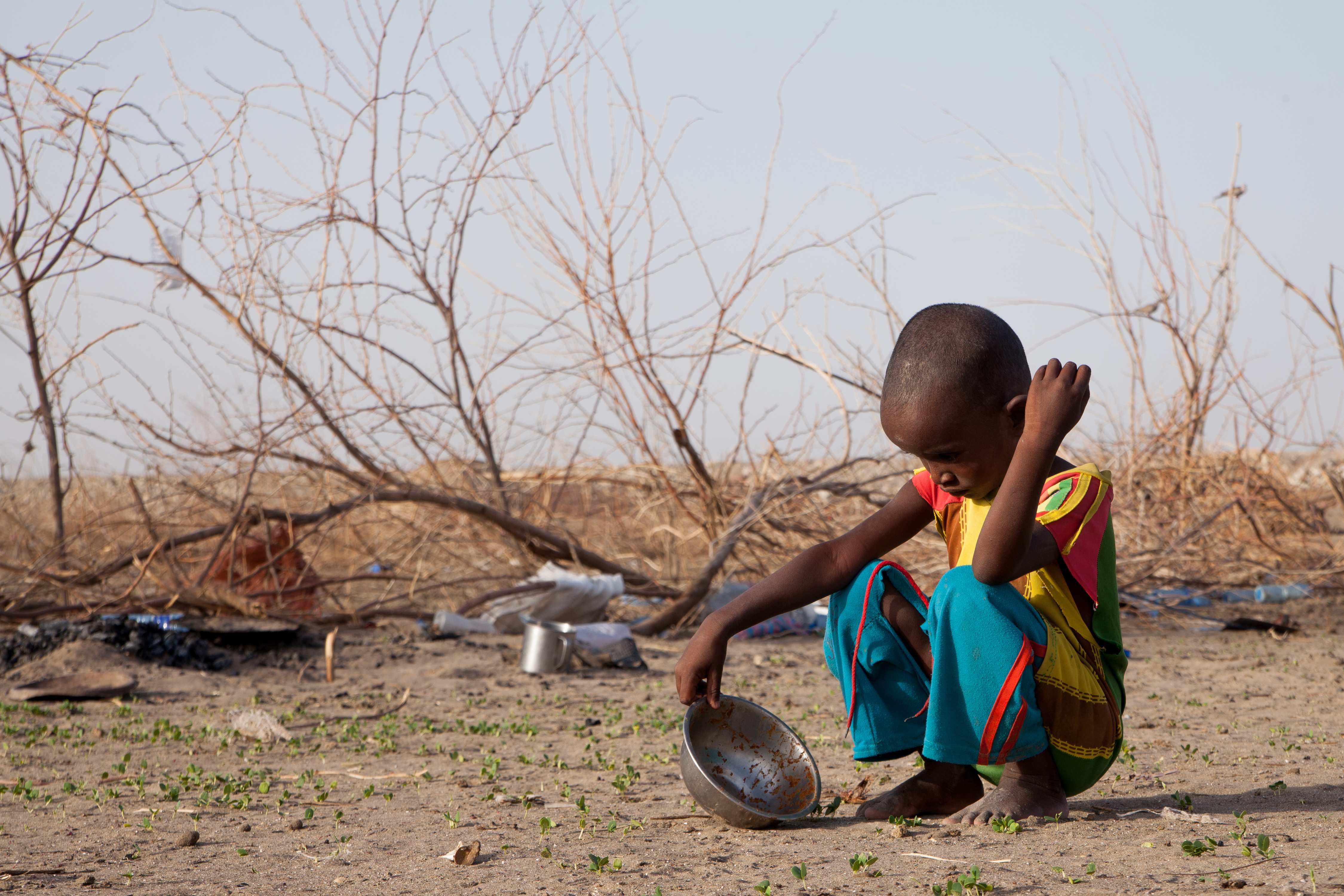 Junge sitzt mit Schüssel auf sandigem Boden - Dürre in Äthiopien,  (Quelle: Kindernothilfe-Partner)