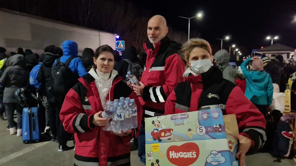 Verteilung von Hilfsguetern und Spielzeug an der Grenze (Quelle: Benjamin Kaufmann für CONCORDIA Sozialprojekte) Verteilung von Hilfsguetern und Spielzeug an der Grenze (Quelle: Benjamin Kaufmann für CONCORDIA Sozialprojekte)