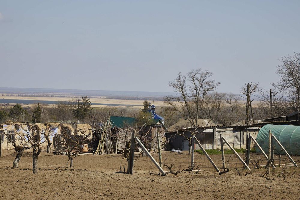 Tudora, im Hintergrund Blick auf die Ukraine (Quelle: Benjamin Kaufmann für CONCORDIA Sozialprojekte) Tudora, im Hintergrund Blick auf die Ukraine (Quelle: Benjamin Kaufmann für CONCORDIA Sozialprojekte)