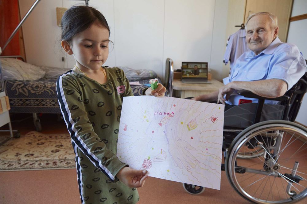 Yana (5) kam mit ihrer Mutter nach Tudora und kümmert sich um "Onkel" Fedor (Quelle: Benjamin Kaufmann für CONCORDIA Sozialprojekte) Yana (5) kam mit ihrer Mutter nach Tudora und kümmert sich um Onkel Fedor (Quelle: Benjamin Kaufmann für CONCORDIA Sozialprojekte)