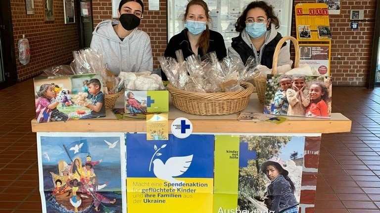 Oberschule Lachendorf sammelt mit Verkaufsaktion 700 Euro für Geflüchtete aus der Ukraine (Quelle: privat) Oberschule Lachendorf sammelt mit Verkaufsaktion 700 Euro für Geflüchtete aus der Ukraine (Quelle: privat)
