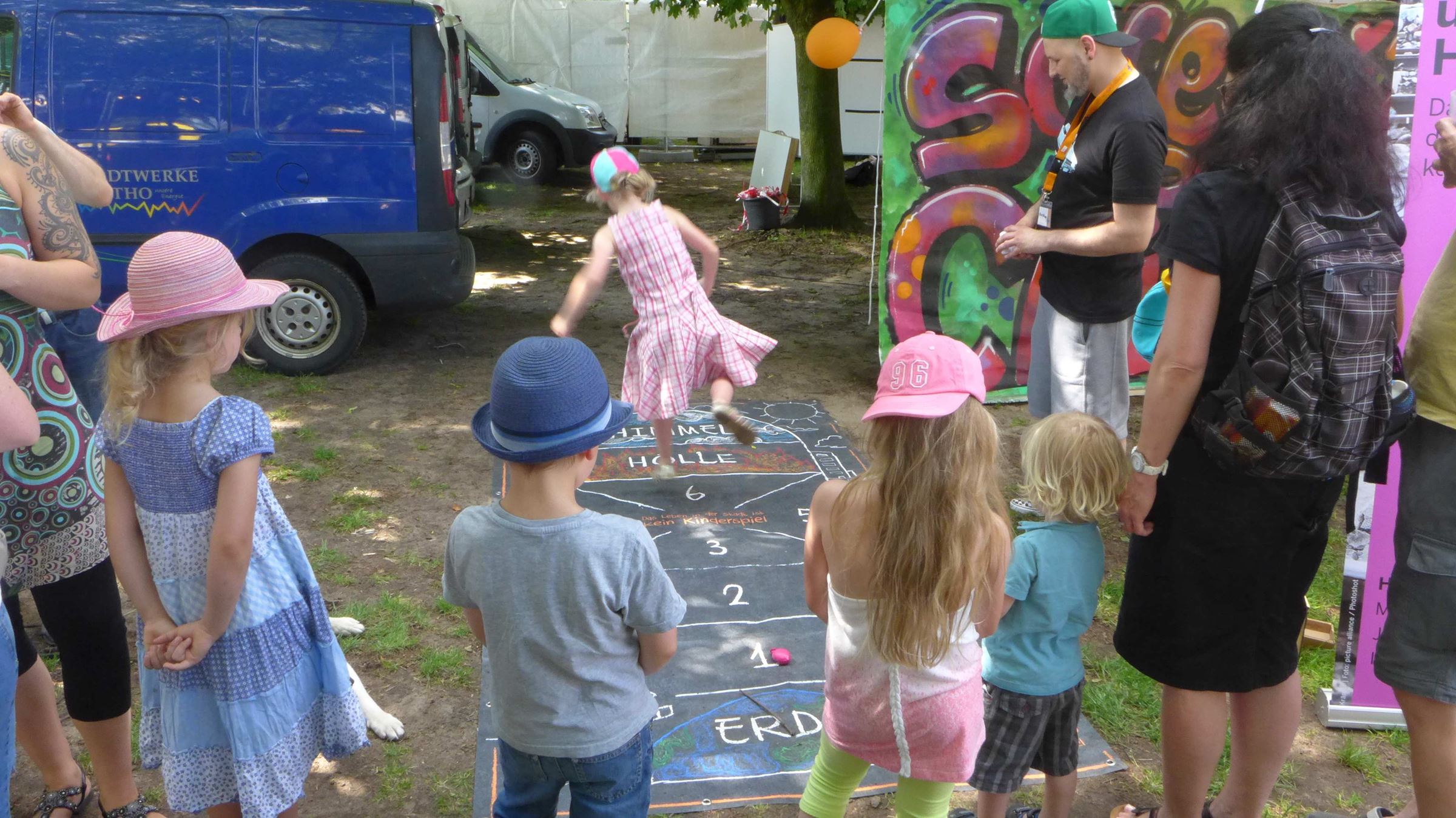 Folkfestival 2018 - Kindernothilfe-Stand zur Kampagne 'Kein Kinderspiel' mit 'Himmel und Hölle'-Hüpfspiel Folkfestival 2018 - Kindernothilfe-Stand zur Kampagne 'Kein Kinderspiel' mit 'Himmel und Hölle'-Hüpfspiel