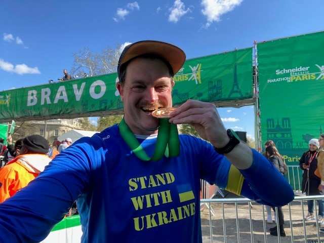 Daniel Knott: lief den Paris-Marathon 2022 zugunsten ukrainischer Geflüchtete (Quelle: privat)