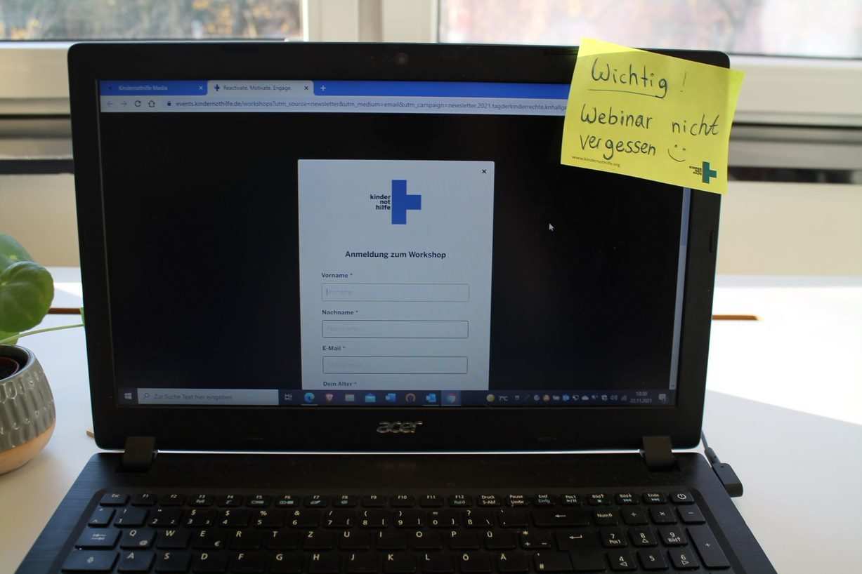Beispielfoto von Laptop mit Web-Seminar der Kindernothilfe.