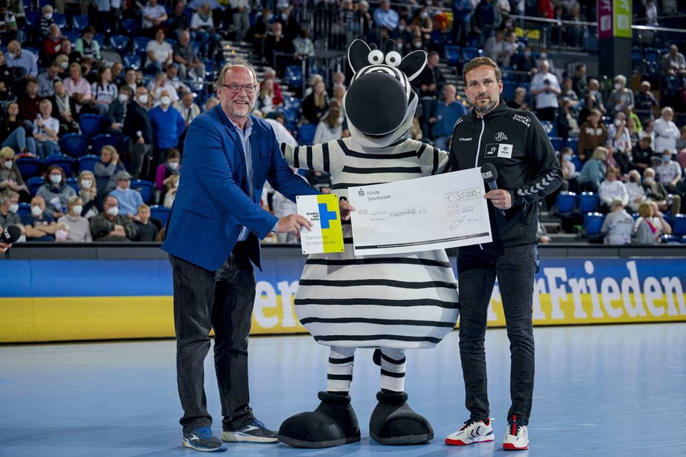 Scheckübergabe in Kiel: Kindernothilfe-Vorstand Jürgen Borchardt und Viktor Szilágyi, THW Kiel Geschäftsführer (THW Kiel/Sascha Klahn Scheckübergabe in Kiel: Kindernothilfe-Vorstand Jürgen Borchardt und Viktor Szilágyi, THW Kiel Geschäftsführer (THW Kiel/Sascha Klahn