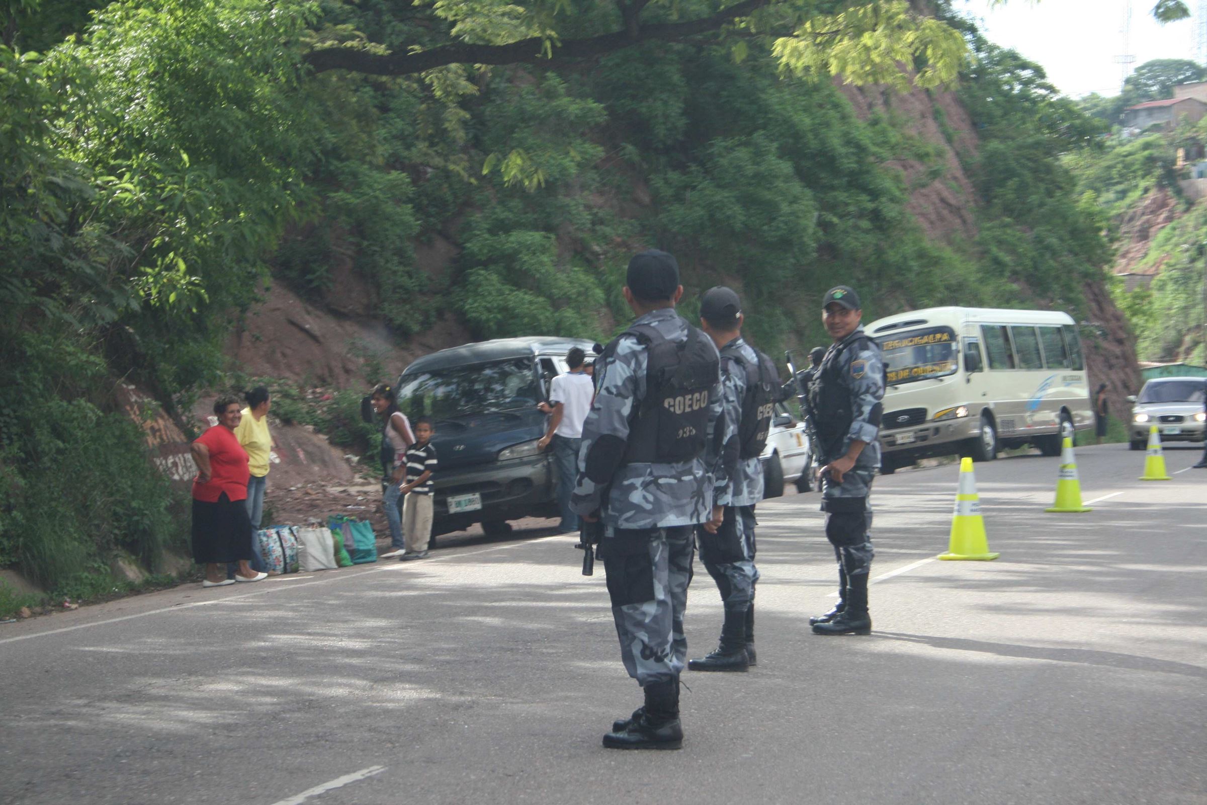 Schwer bewaffnete Polizisten kontrollieren die Insassen der Autos (Foto: Jürgen Schübelin) Schwer bewaffnete Polizisten kontrollieren die Insassen der Autos (Foto: Jürgen Schübelin)