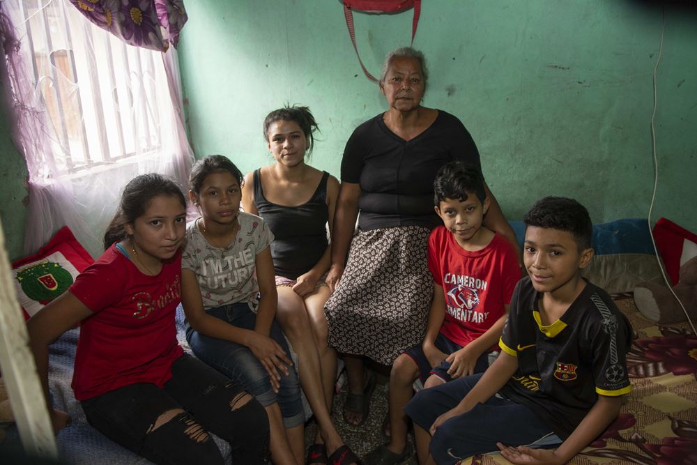 Juli mit ihrer Schwester, zwei Cousins und einer Cousine, die ebenfalls bei ihrer Oma leben (Quelle: Christian Nusch) Juli mit ihrer Schwester, zwei Cousins und einer Cousine, die ebenfalls bei ihrer Oma leben (Quelle: Christian Nusch)