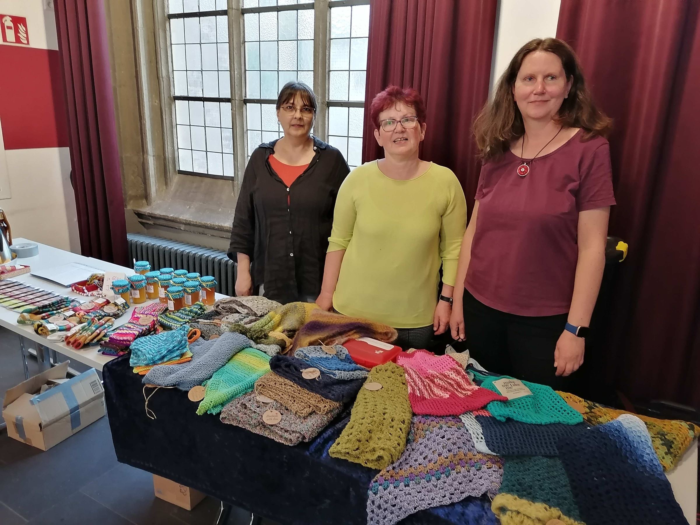 Arbeitskreis Köln: Basar (in der Mitte: Monika Merkel-Neumann) Arbeitskreis Köln: Basar (in der Mitte: Monika Merkel-Neumann)