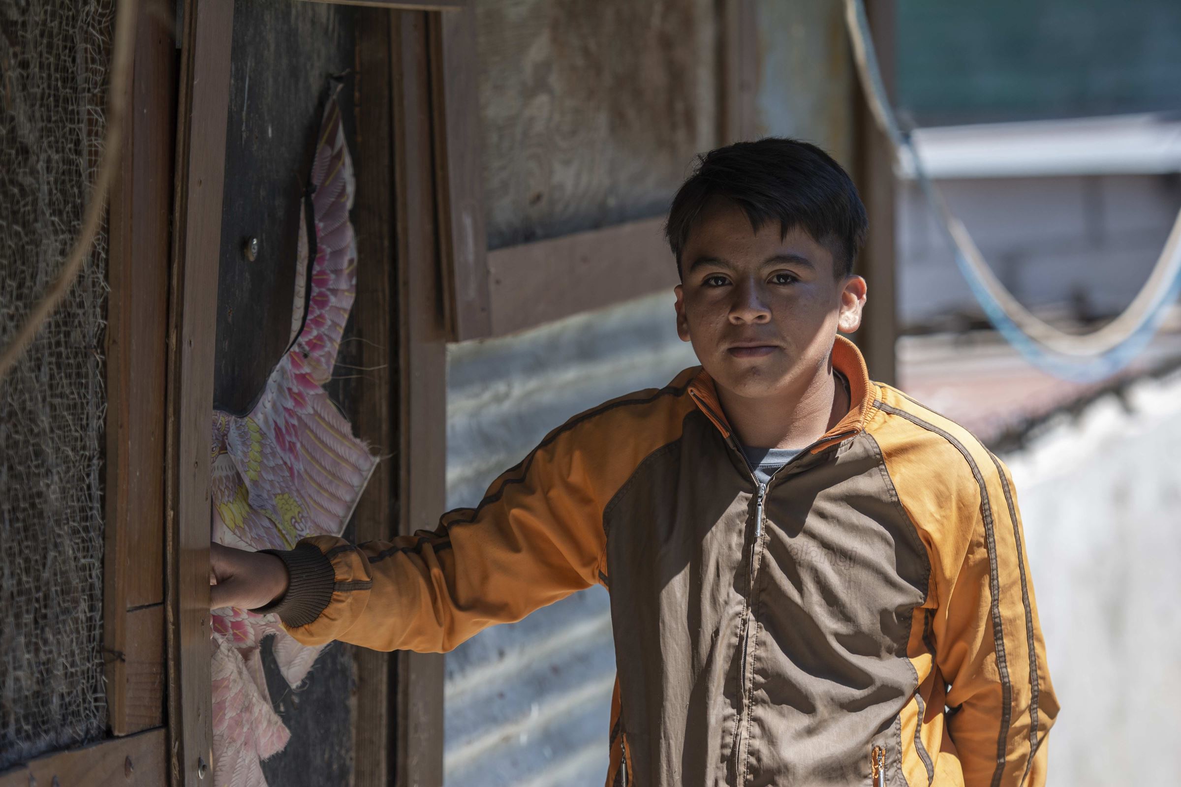 Straßenkind Javier aus Guatemala steht vor einer heruntergekommenen Hütte (Quelle: Christian Nusch)